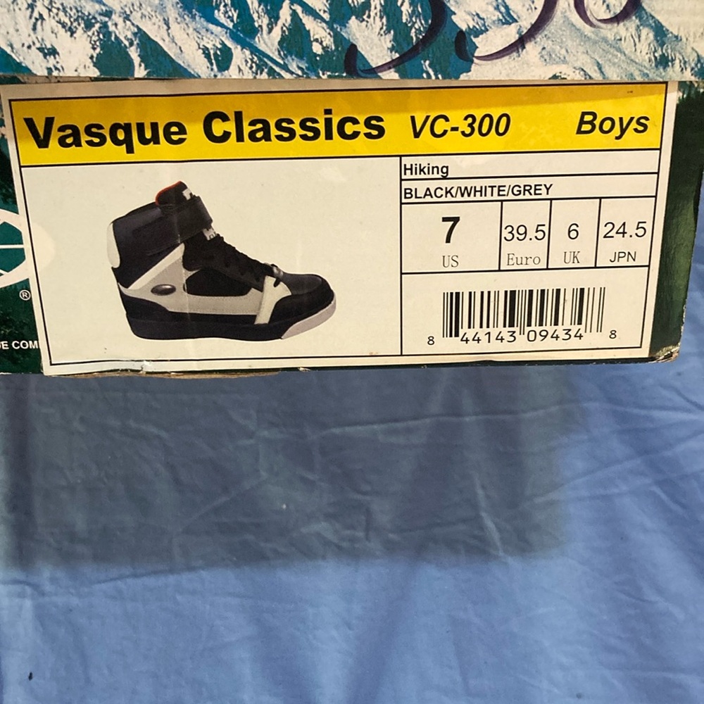 Very very slightly used Vasque Classics Boys Hiking Boots - Black and White